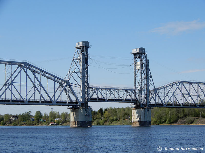 Кузьминский мост через Неву во время разводки