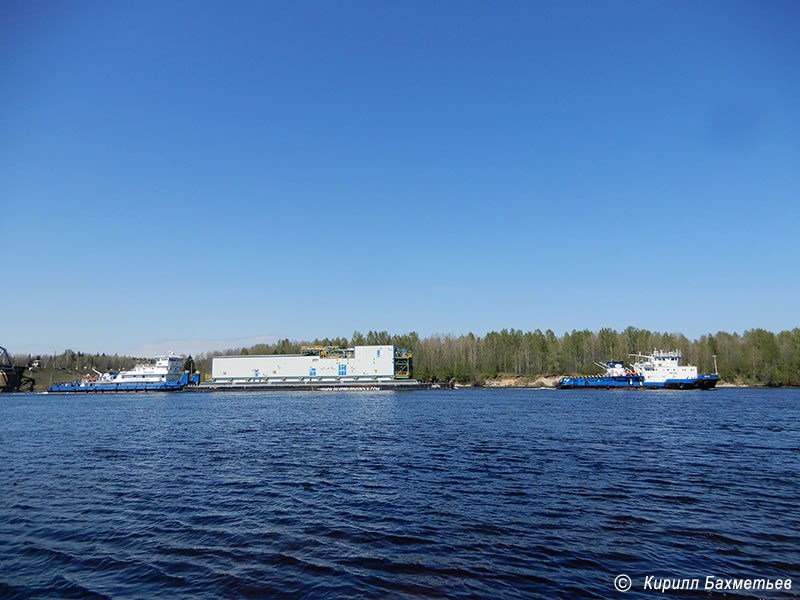 Баржа "Сильвер-3004" с буксирами "МБ-1216" и "Паллада"