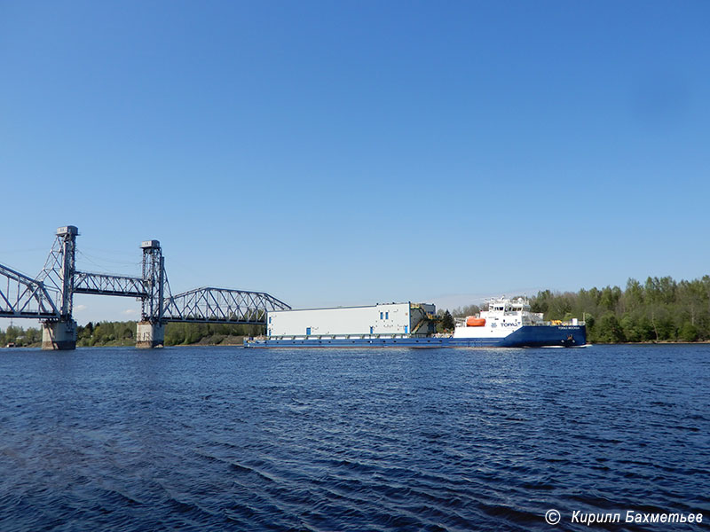 Теплоход "Топаз Москва" у разведённого Кузьминского моста через Неву