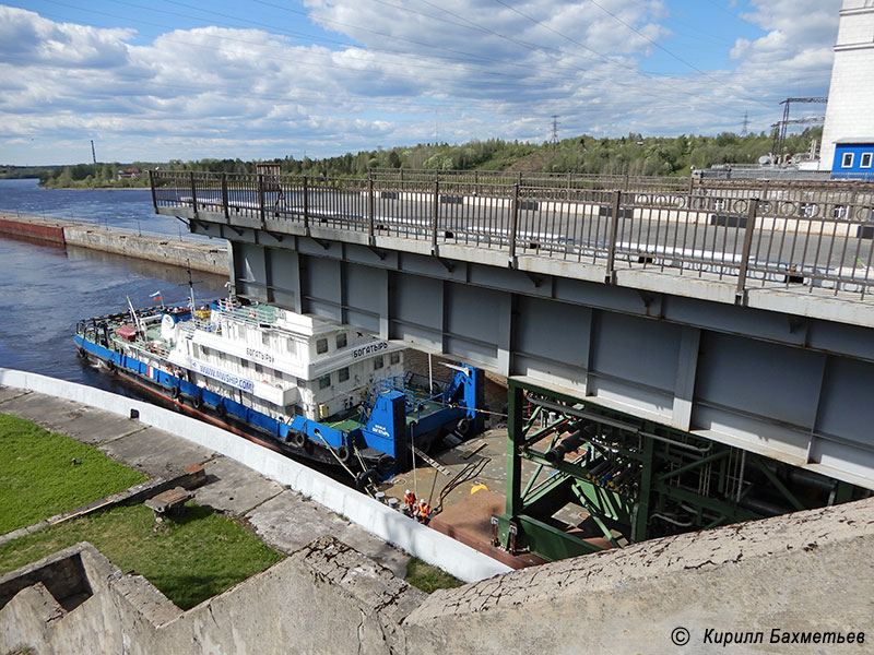 Баржа "Сильвер-3005" с буксиром "Богатырь" у разводного моста на Верхнесврирском шлюзе