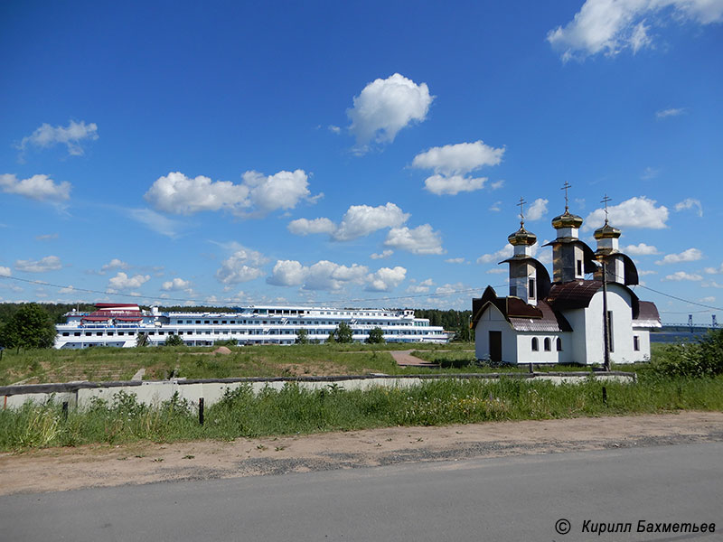 Церковь и теплоход "Леонид Соболев"