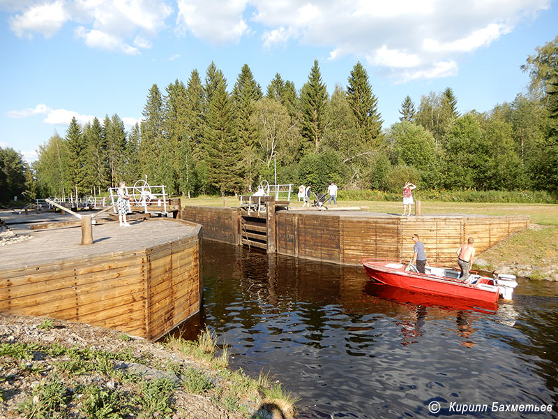 Заход катера "Морж 21" в шлюз на Саарикоскинском канале