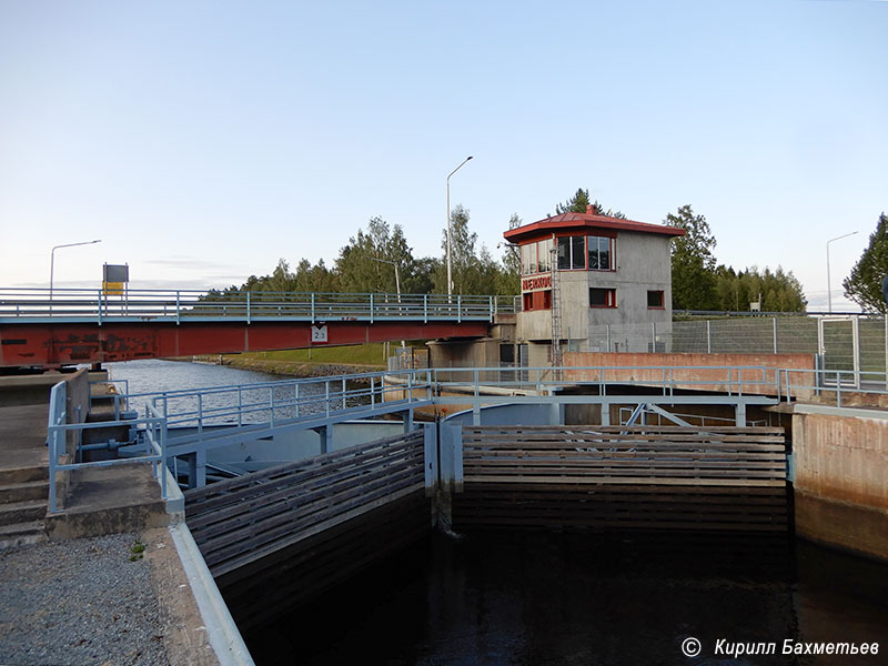 Верхние ворота и разводной мост на шлюзе на Неркоонском канале