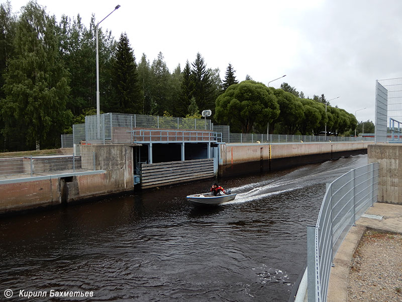 Выход моторной лодки из шлюза на Неркоонском канале