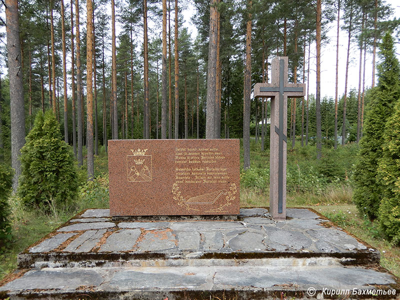 Памятник у церкви Всех Святых