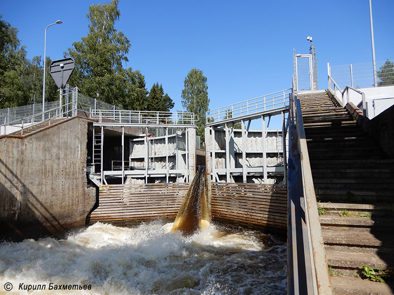 Нижние ворота шлюза на Тайпальском канале во время слива воды из камеры