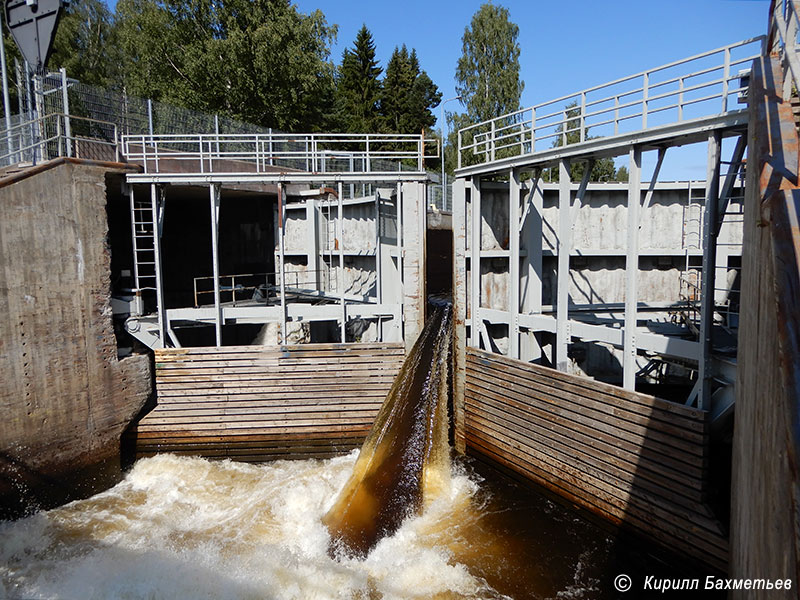 Нижние ворота шлюза на Тайпальском канале во время слива воды из камеры