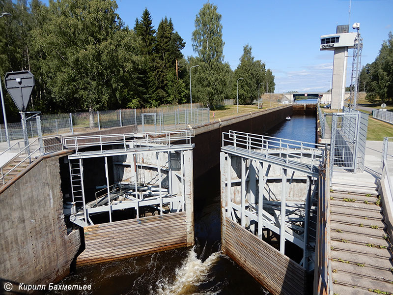 Катер в шлюзе на Тайпальском канале во время слива воды из камеры