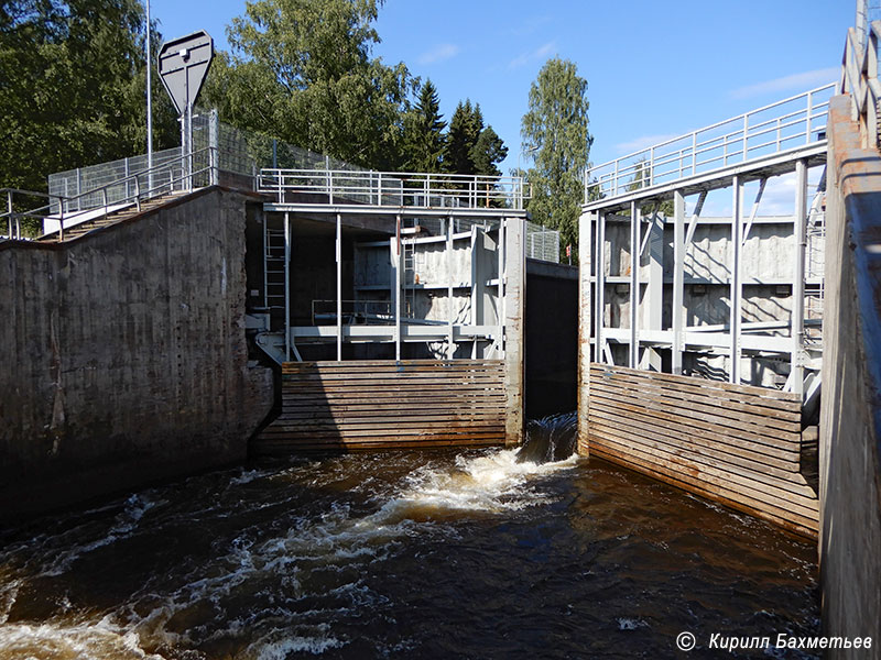 Нижние ворота шлюза на Тайпальском канале во время слива воды из камеры