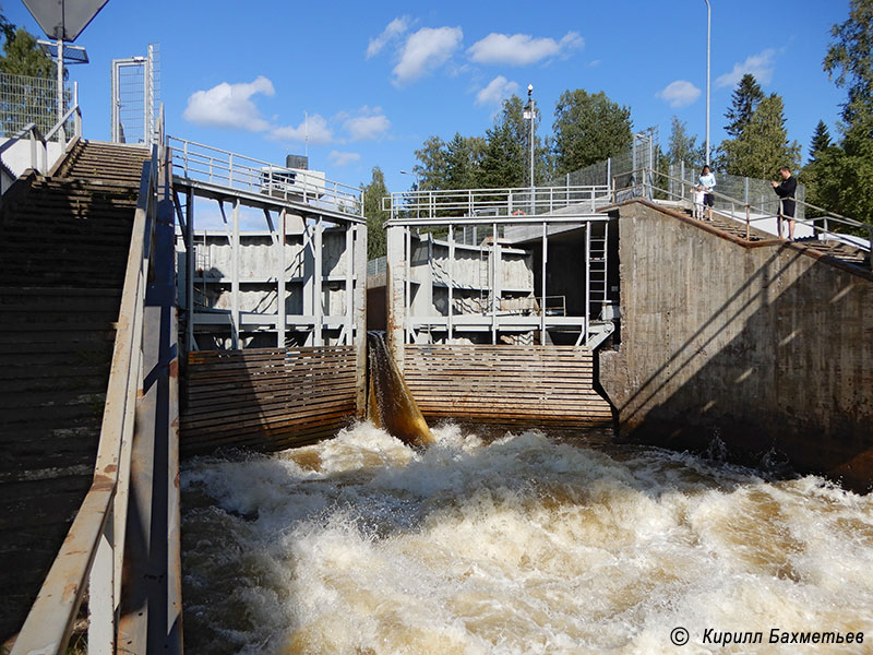 Нижние ворота шлюза на Тайпальском канале во время слива воды из камеры