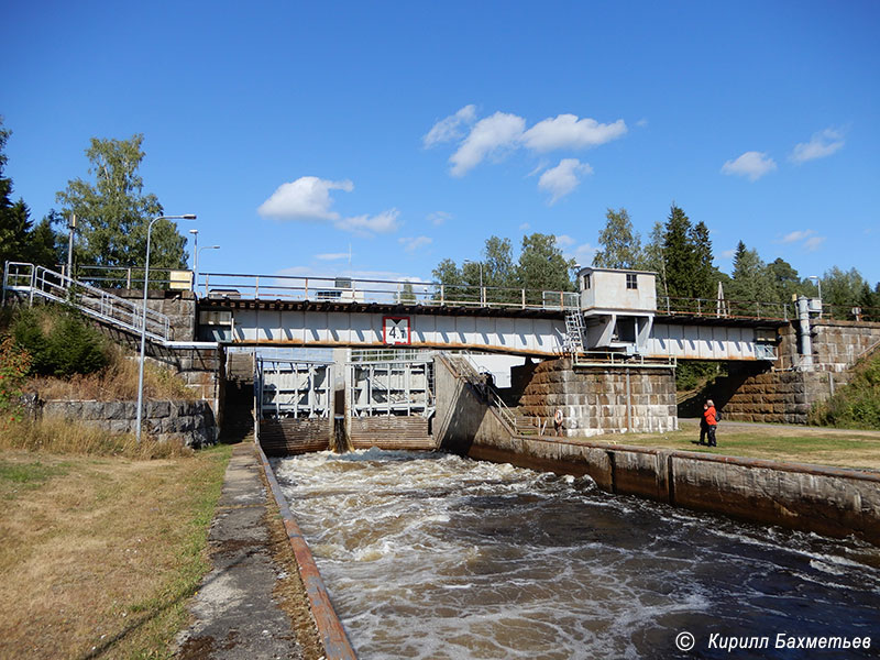 Шлюз и разводной железнодорожный мост на Тайпальском канале во время слива воды из камеры