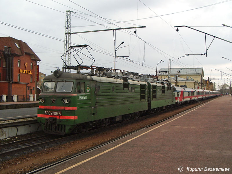 Электровоз ВЛ82м-065 с поездом Хельсинки - Санкт-Петербург "Сибелиус"