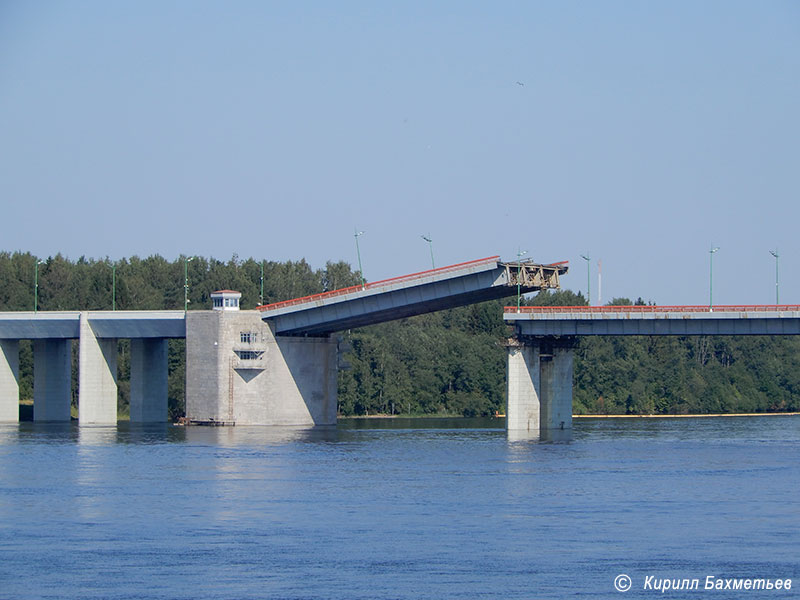 Ладожский мост во время разводки