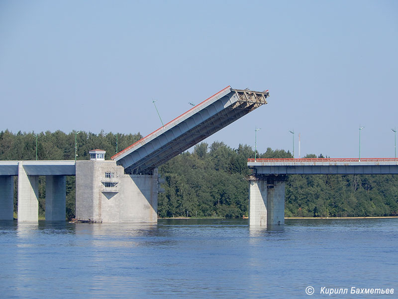 Ладожский мост во время разводки