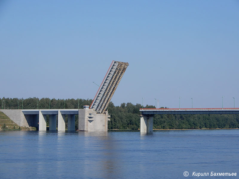 Ладожский мост во время разводки