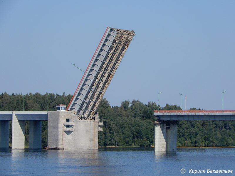 Ладожский мост во время разводки