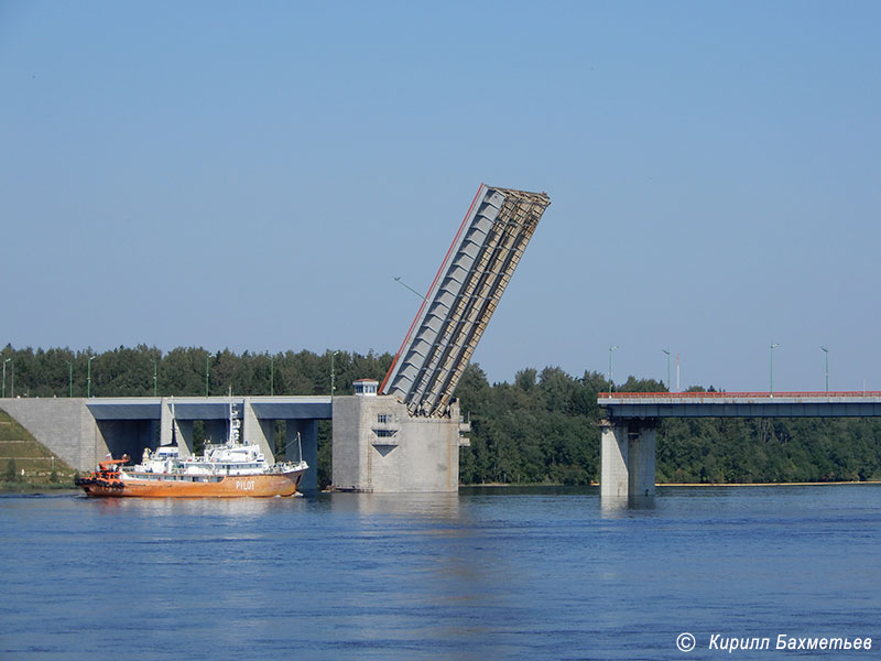 Лоцманское судно "Санкт-Петербург" у разведённого Ладожского моста