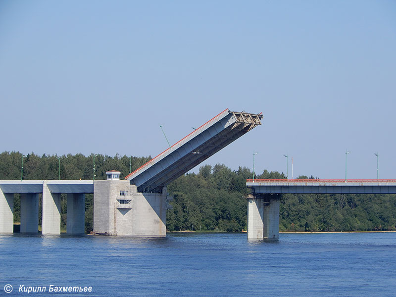 Ладожский мост во время разводки