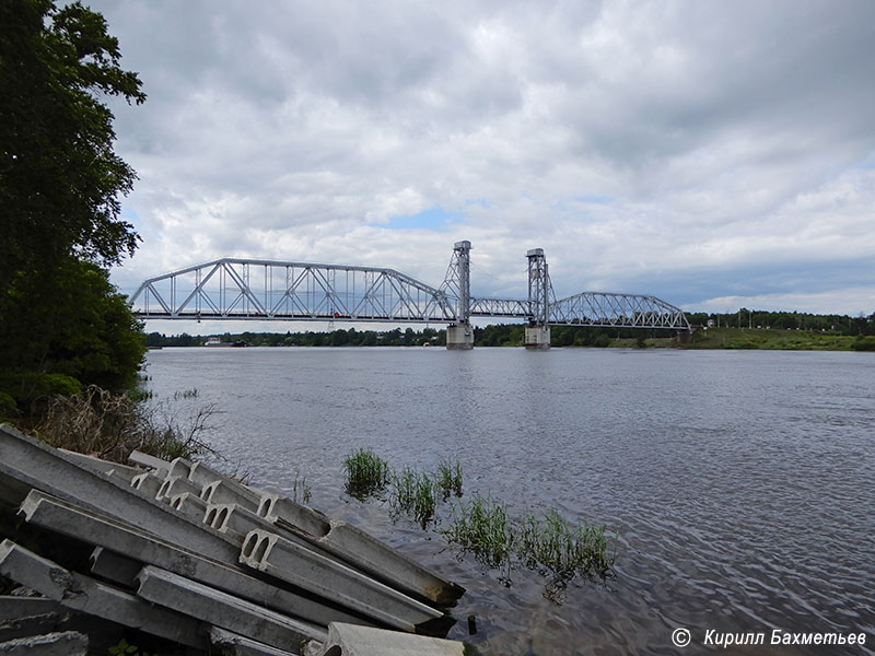 Кузьминский мост через Неву во время разводки