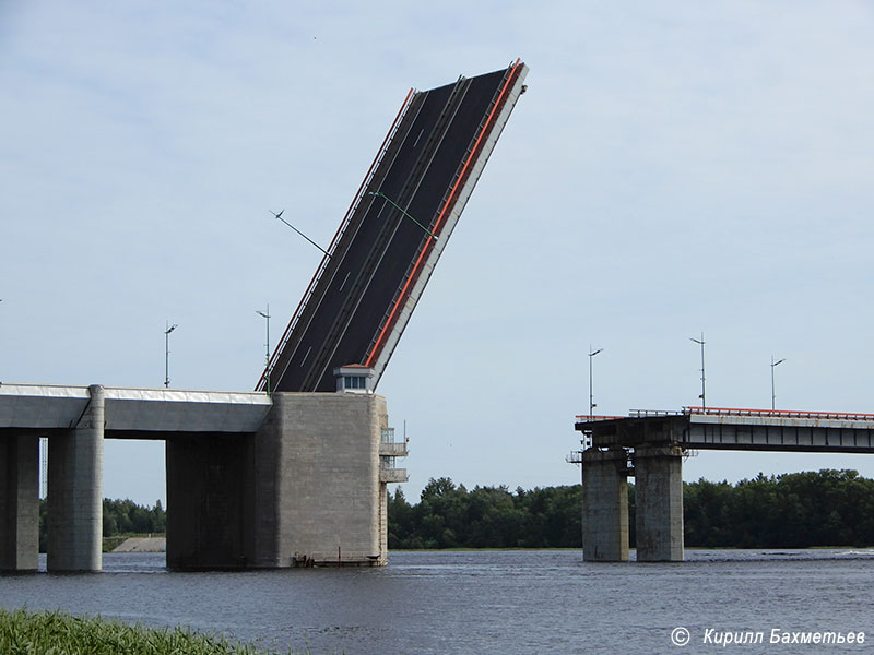 Ладожский мост во время разводки