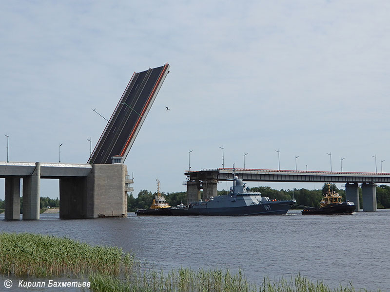 Малый ракетный корабль "Ураган" с буксирами "РБ Волчок" и "РБ-20" под разведённым Ладожским мостом