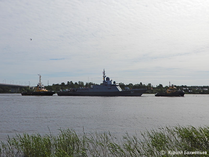 Малый ракетный корабль "Ураган" с буксирами "РБ Волчок" и "РБ-20"