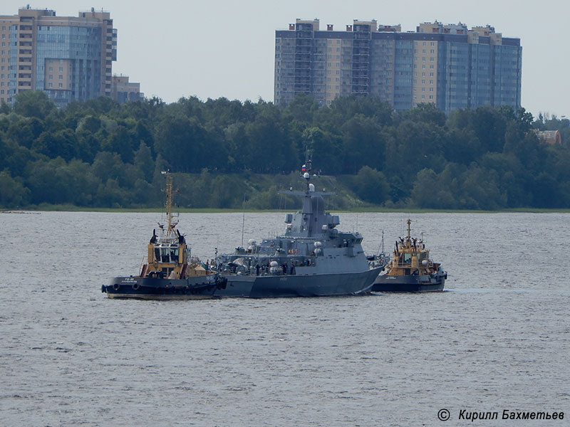 Малый ракетный корабль "Ураган" с буксирами "РБ Волчок" и "РБ-20"