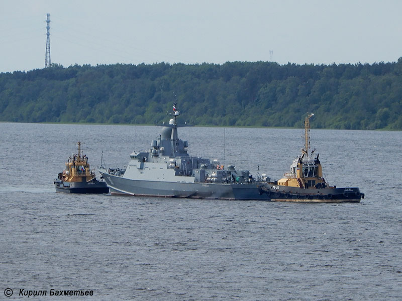Малый ракетный корабль "Ураган" с буксирами "РБ Волчок" и "РБ-20"