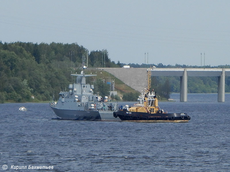 Малый ракетный корабль "Ураган" с буксирами "РБ Волчок" и "РБ-20" у Ладожского моста