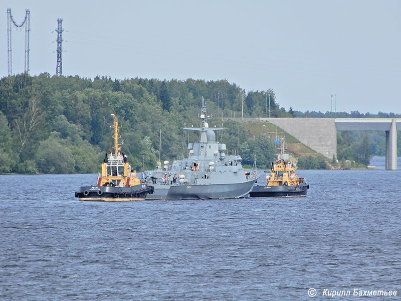 Малый ракетный корабль "Ураган" с буксирами "РБ Волчок" и "РБ-20" у Ладожского моста