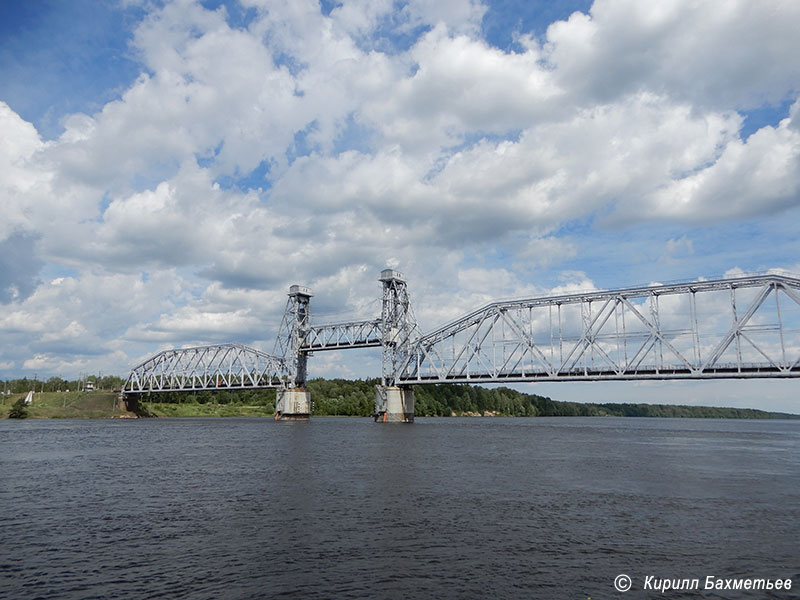 Кузьминский мост через Неву во время разводки