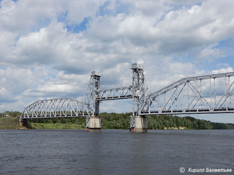 Кузьминский мост через Неву во время разводки