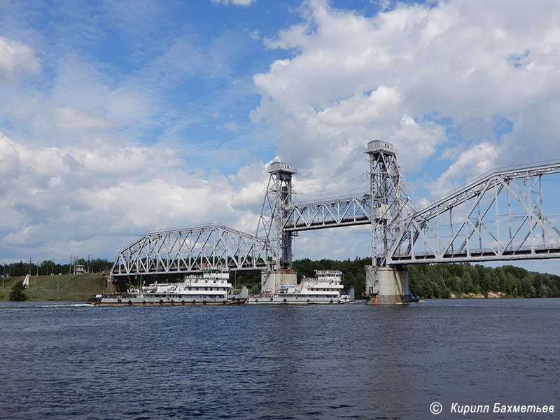 Буксиры "РБ-250", "РБ-347" и "РБ-346" под разведённым Кузьминским мостом через Неву