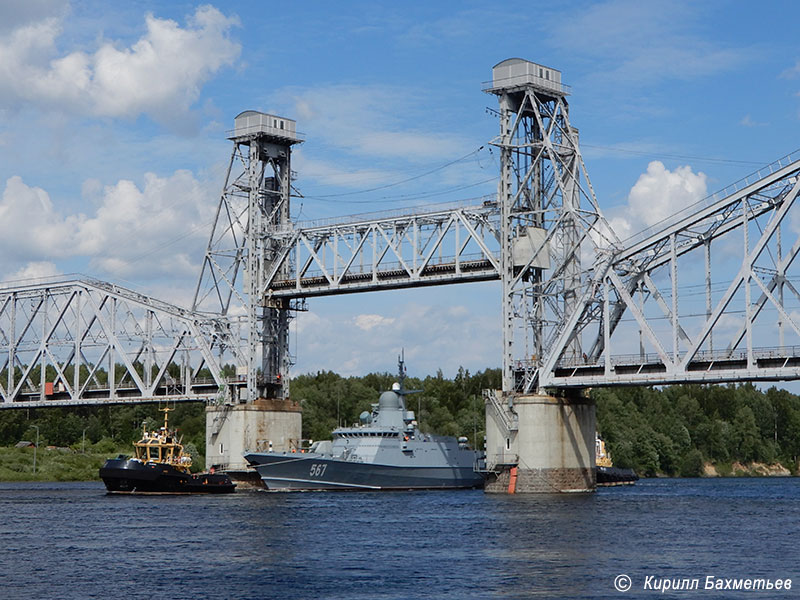 Малый ракетный корабль "Ураган" с буксирами "РБ Волчок" и "РБ-20" под разведённым Кузьминским мостом через Неву