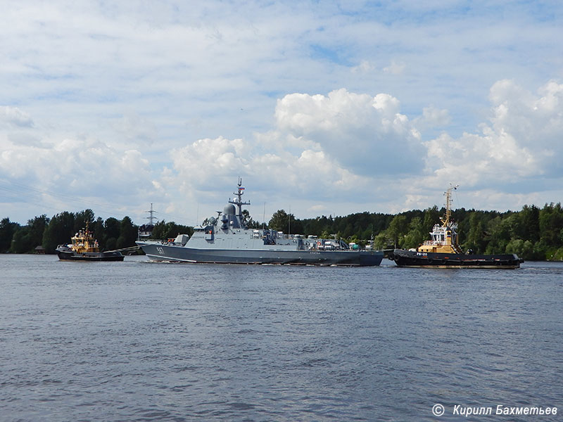 Малый ракетный корабль "Ураган" с буксирами "РБ Волчок" и "РБ-20"