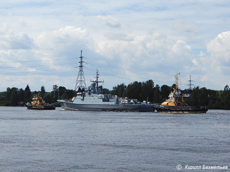 Малый ракетный корабль "Ураган" с буксирами "РБ Волчок" и "РБ-20"