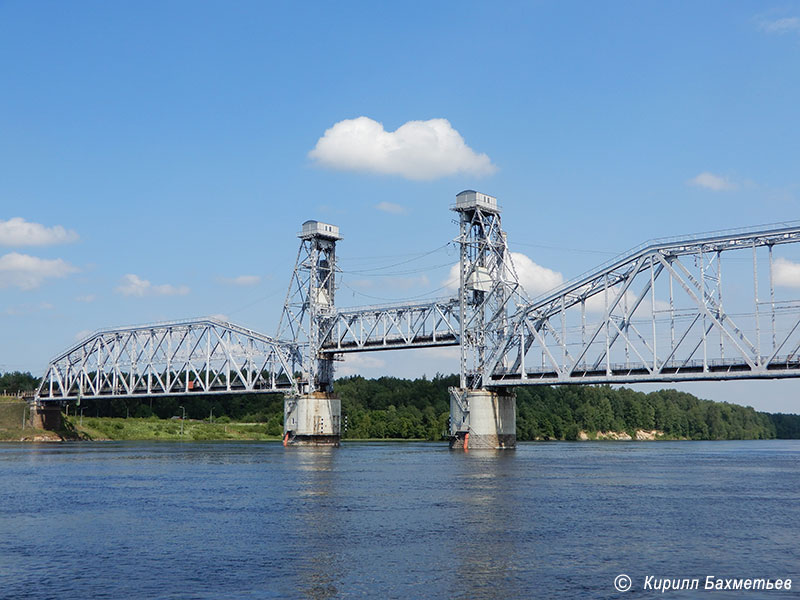 Кузьминский мост через Неву во время разводки