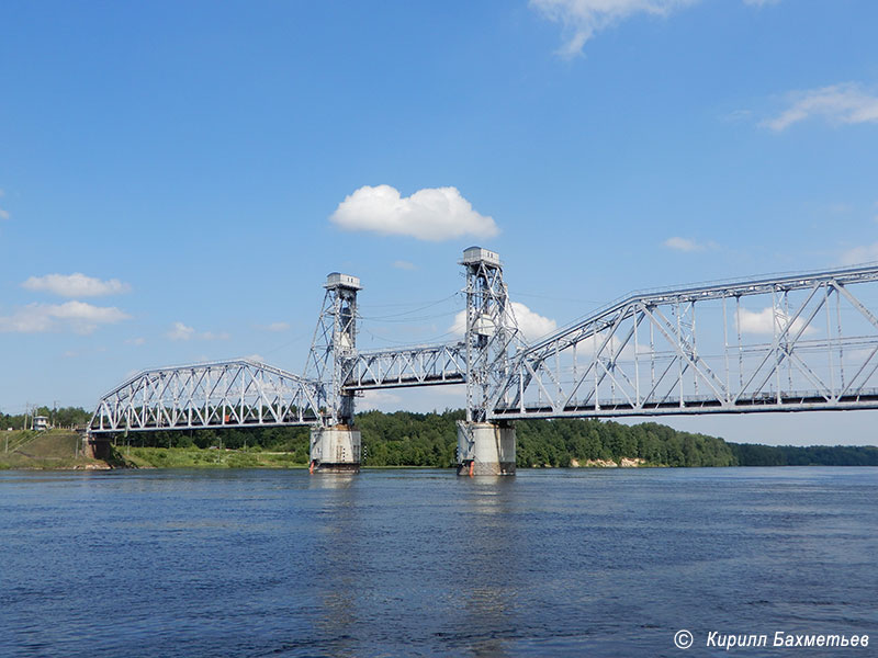 Кузьминский мост через Неву во время разводки