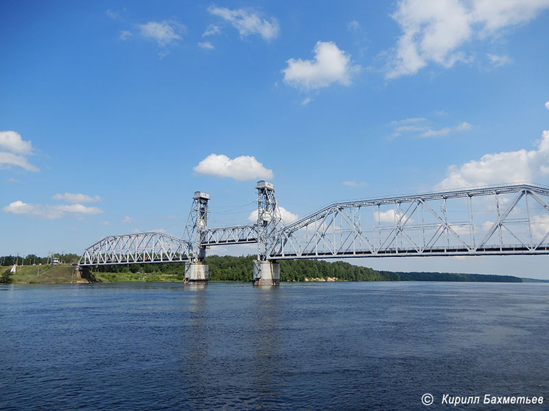Кузьминский мост через Неву во время разводки
