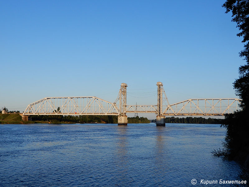 Кузьминский мост через Неву во время разводки