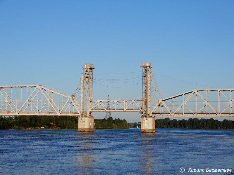 Кузьминский мост через Неву во время разводки