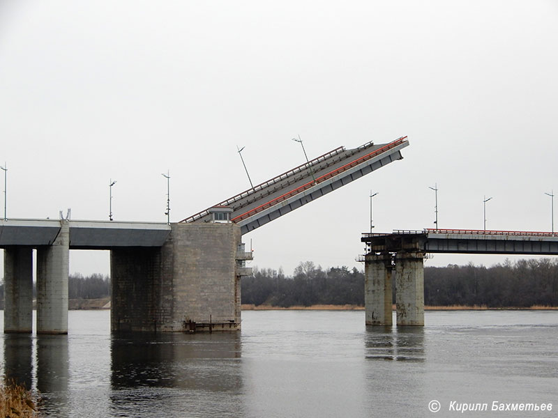 Ладожский мост во время разводки