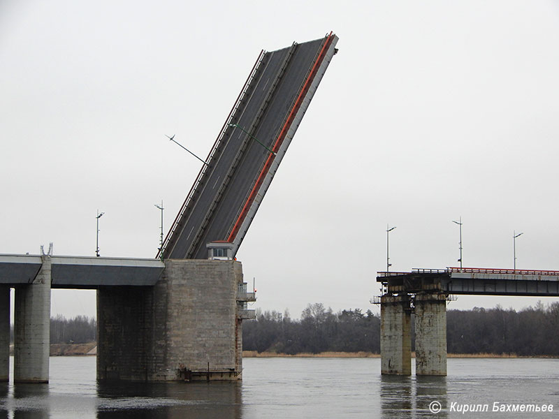 Ладожский мост во время разводки