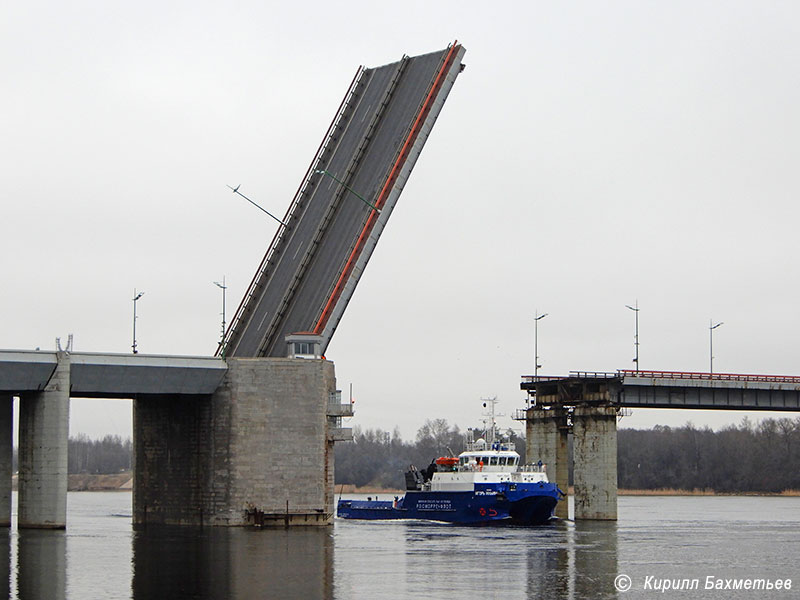 Морское водолазное судно "Игорь Ильин" под разведённым Ладожским мостом