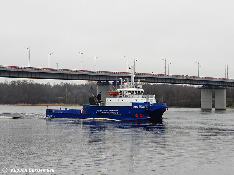 Морское водолазное судно "Игорь Ильин" у Ладожского моста