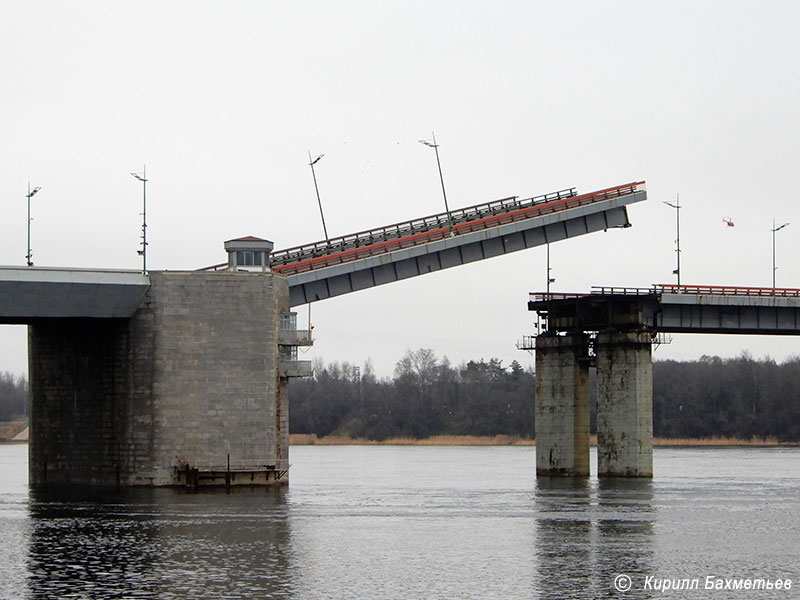 Ладожский мост во время разводки