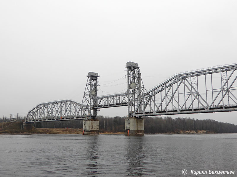 Кузьминский мост через Неву во время разводки