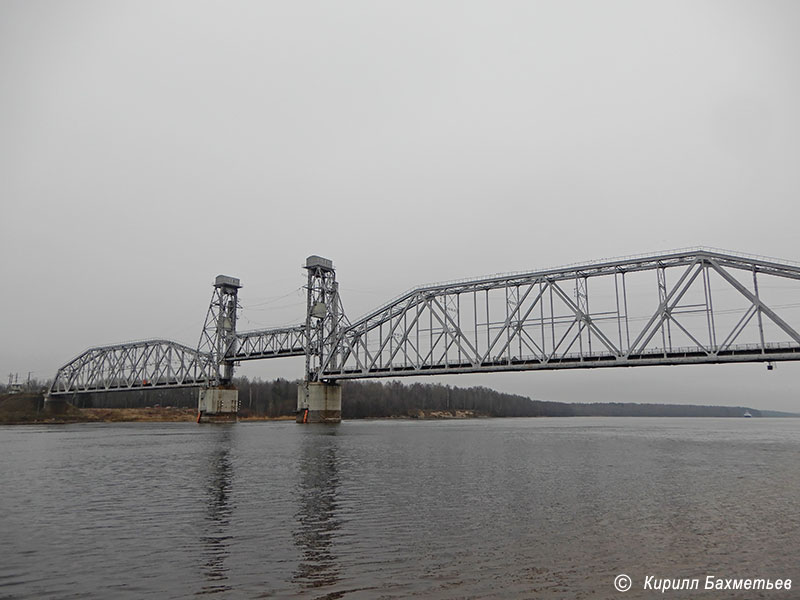 Кузьминский мост через Неву во время разводки