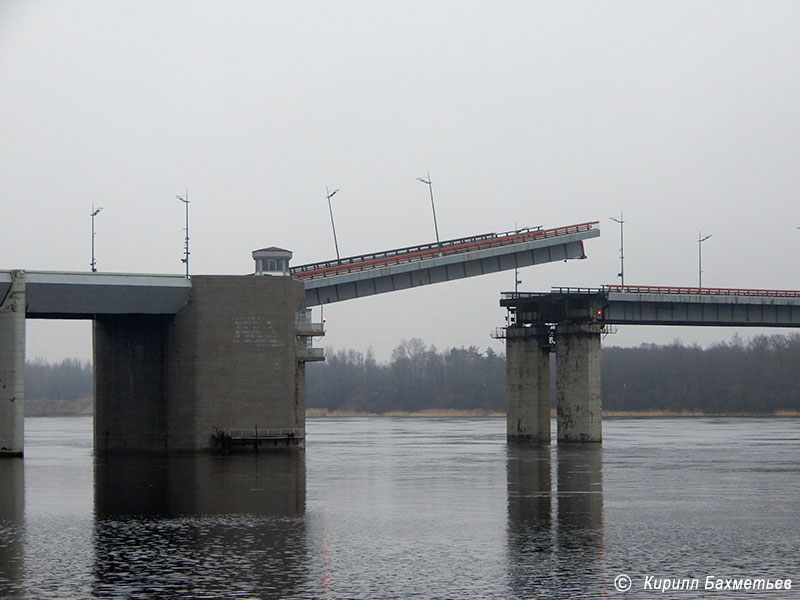 Ладожский мост во время разводки