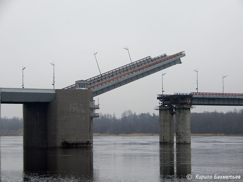 Ладожский мост во время разводки